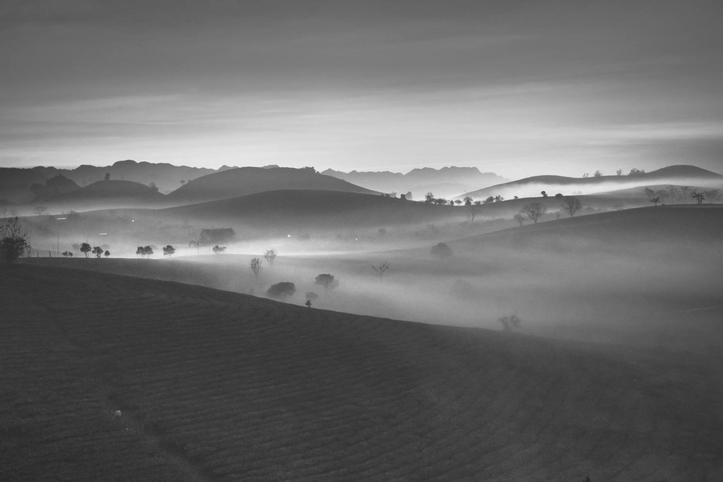 Координатор працює з картою маршруту під час підготовки туру