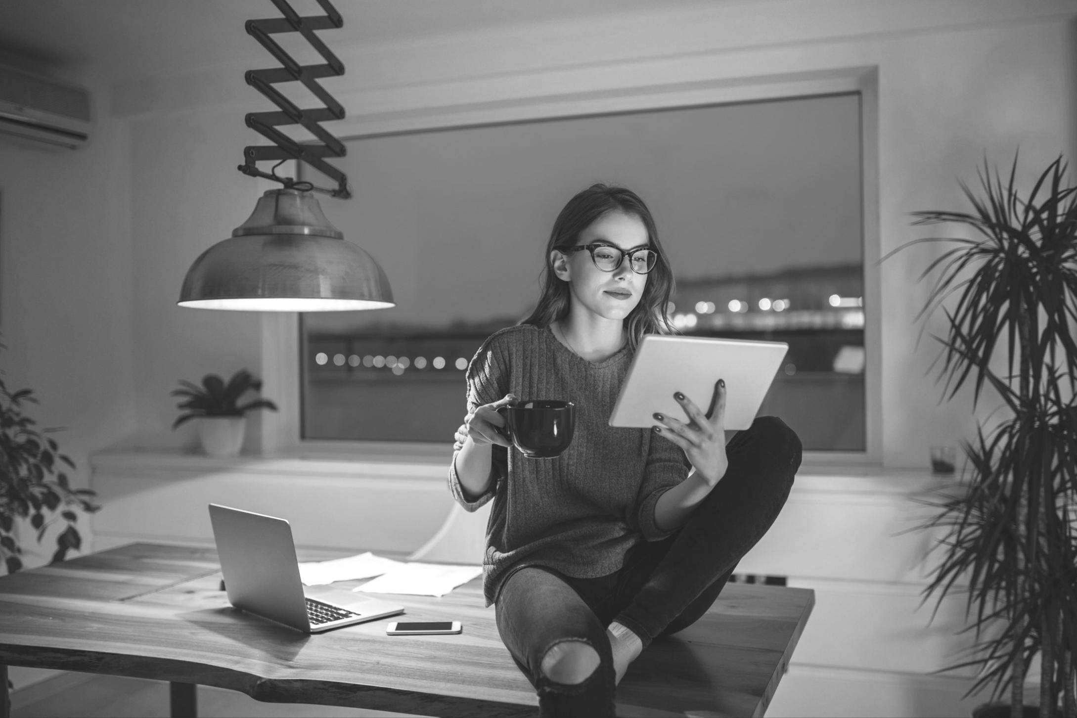 Координатор працює з документами для групового туру